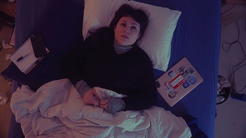 Titre : Dans « Smart Casual », Anna transforme la vulnérabilité de Jeavon en détermination tranquille