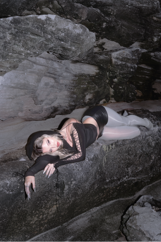 Titre : Larissa Lambert entre dans son ère la plus audacieuse avec « I Love You Out Loud ».