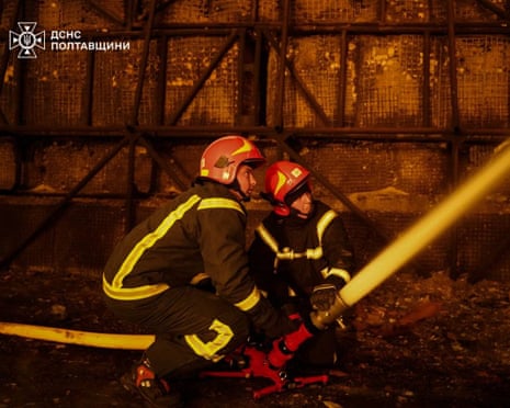 Les sauveteurs éteignent un incendie sur le site suite à une frappe aérienne dans la région de Poltava, lors de l'invasion russe de l'Ukraine.