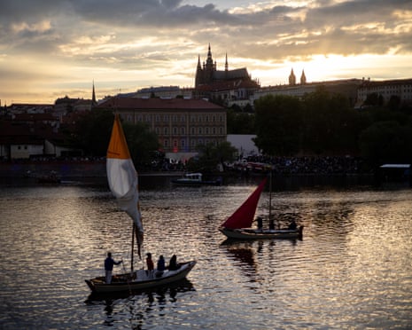 Des bateaux naviguent sur la rivière Vltava pendant les célébrations de Navalis, avec le château de Prague en arrière-plan, à Prague, en République tchèque.