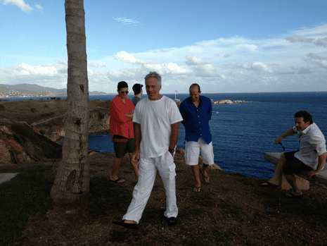 Jeffrey Epstein et Howard Lutnick, en chemise bleue et short blanc