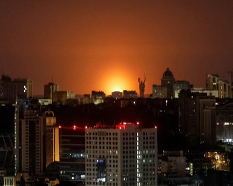 Une explosion illumine le ciel au-dessus de la ville lors d'une attaque de missiles et de drones russes alors que l'attaque russe contre l'Ukraine a lieu à Kiev, en Ukraine.