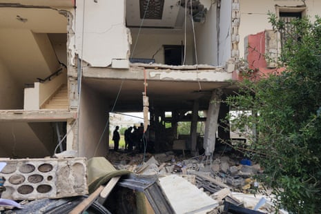 Les secouristes évaluent les dégâts après une attaque israélienne contre un immeuble résidentiel à Baalbek le 18 mai 2026.