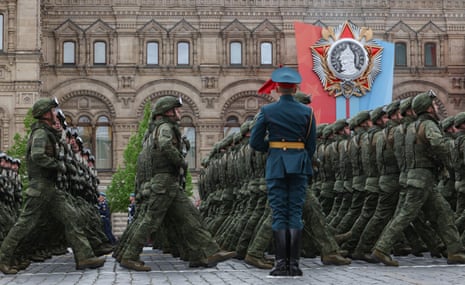 Des militaires russes défilent ensemble sur la Place Rouge à Moscou. 