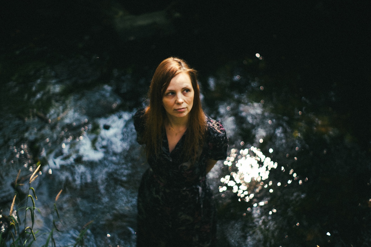 ^ “Sad Cypress Shares annonce un nouvel EP et présente le nouveau single” The Other Side “”.