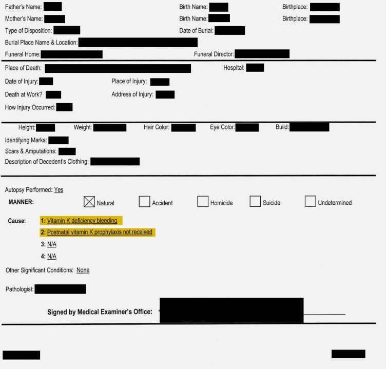 Un document médical fortement expurgé contenant des informations personnelles, notamment des noms, des dates et des lieux masqués par des barres noires. Dans la section « Type », « Naturel » est activé. Sous « Cause », deux lignes sont surlignées en jaune : « 1 : Saignement dû à une carence en vitamine K » et « 2 : Prophylaxie postnatale à la vitamine K non reçue ».