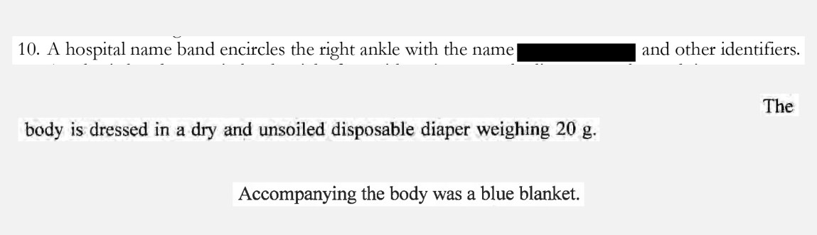 Un extrait de texte noir sur fond blanc avec trois lignes descriptives. La première ligne est numérotée « 10 » et mentionne une bande portant le nom de l'hôpital sur la cheville droite, avec le nom du bébé masqué par une barre noire. La deuxième ligne précise que « le corps est vêtu d’une couche jetable de 20 g, sèche et non souillée ». La dernière ligne en bas au centre indique que le corps était accompagné d'une couverture bleue.