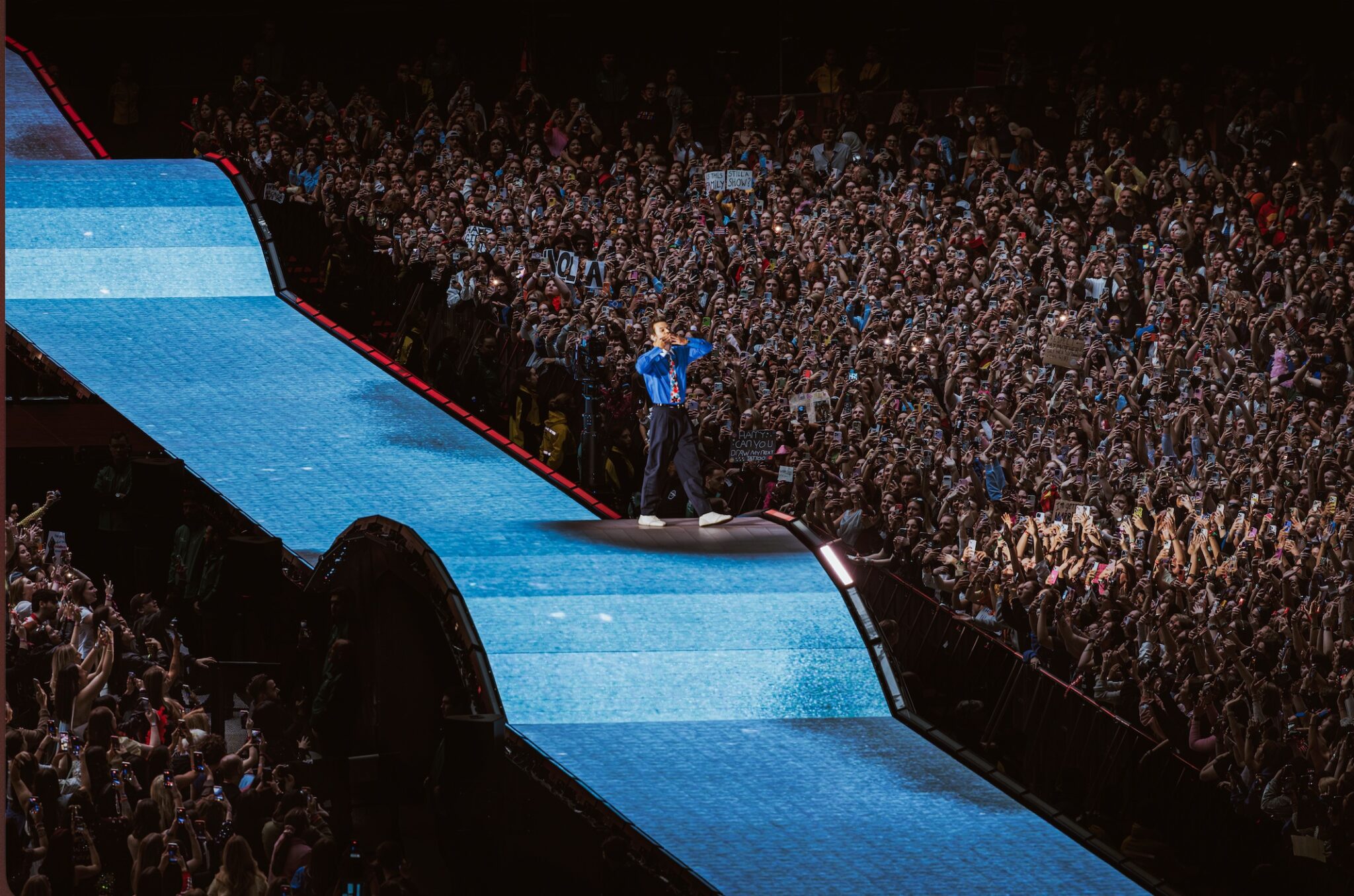 ^ “Harry Styles ajoute le dernier spectacle du stade de Melbourne à sa tournée massive de résidence en 2026”