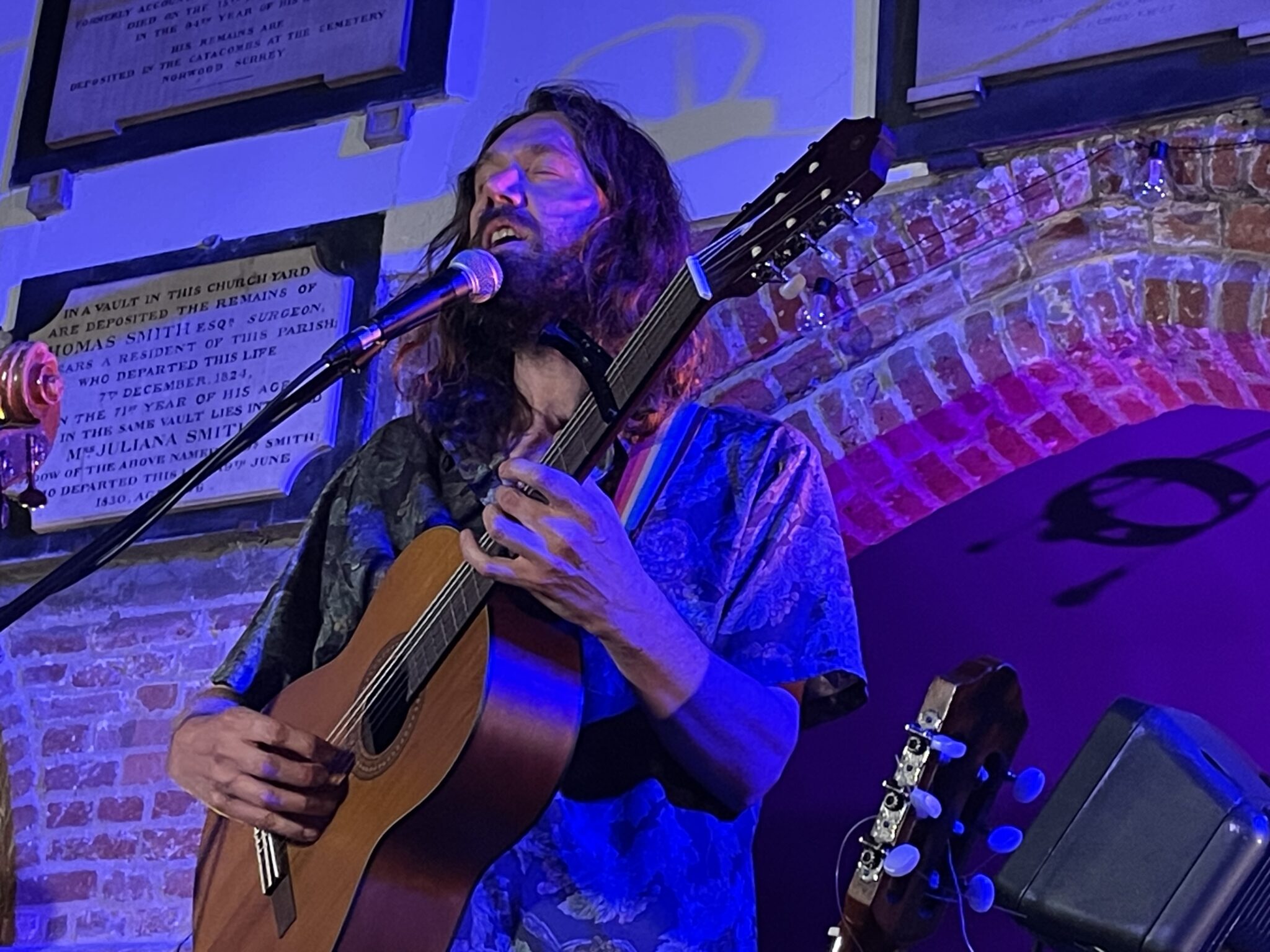 Revue en direct : lancement de l'album d'Adam Beattie « Home Fires Burning » à la vieille église de Stoke Newington 02/05/26