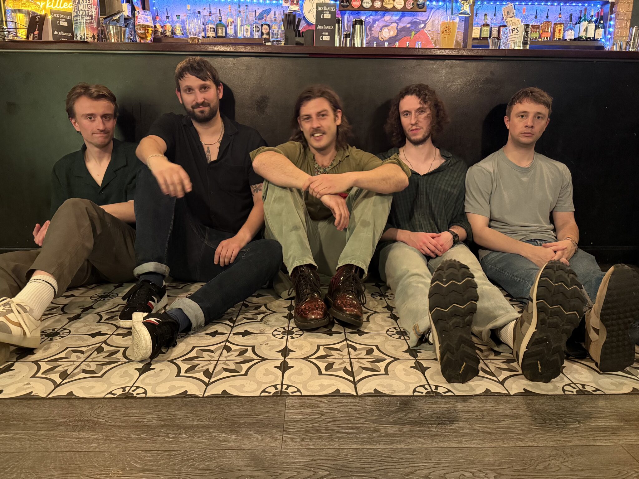 Titre : Le Londonien St. Jove brille avec son premier single « GOLD »
