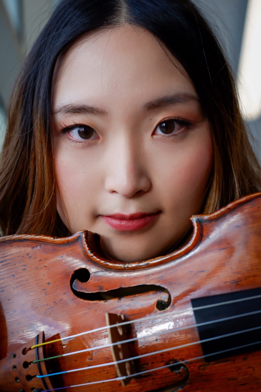 ^ “SuMin.K capture une joie éphémère avec le nouveau single “Breezing in the Sunshine”.