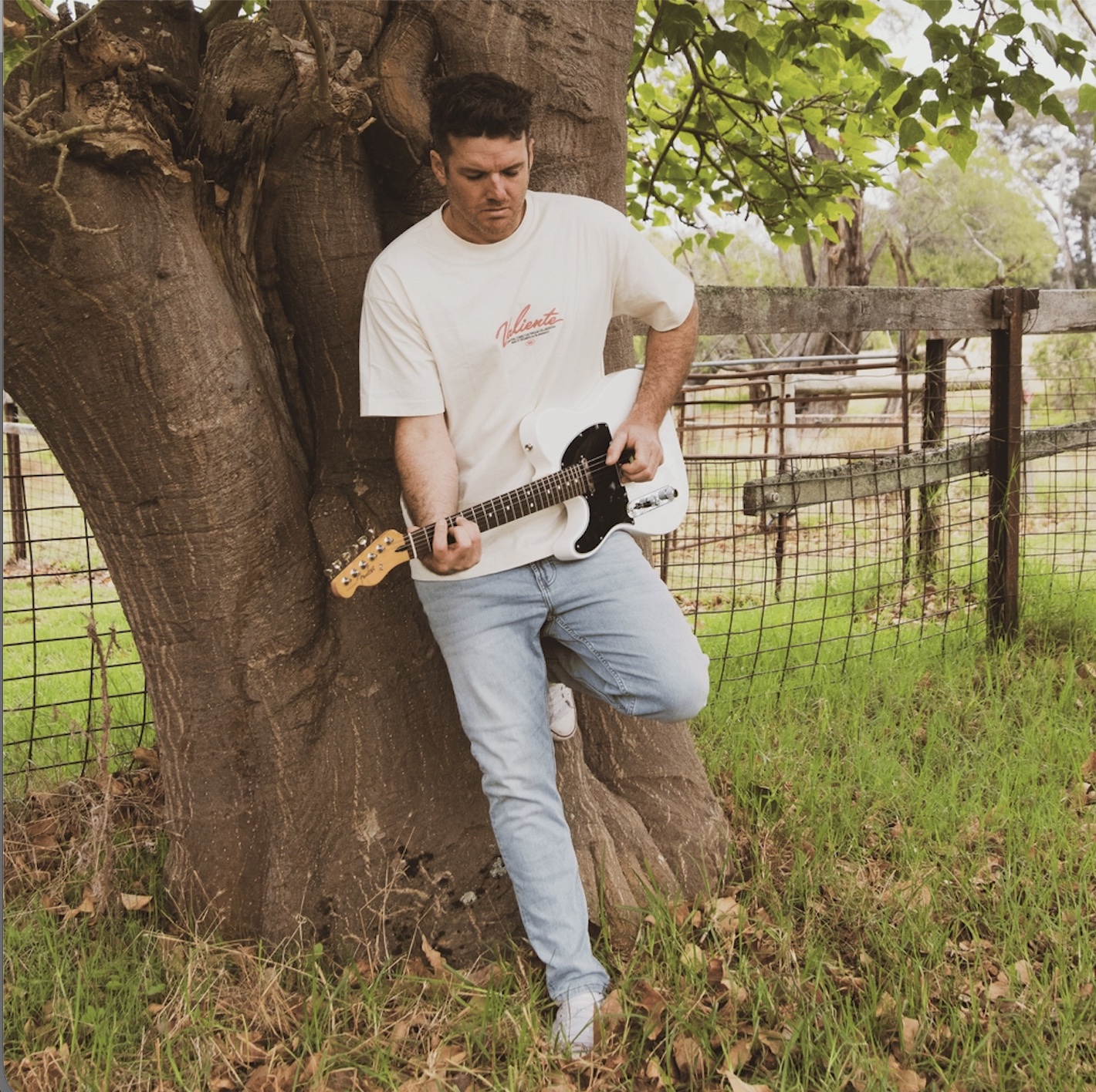 Titre : Jake Hoskins revient avec le single indie rock réfléchissant « Smoke and Mirrors ».
