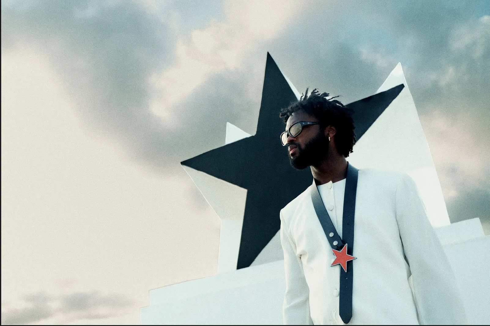 Critique de l'album : REDSTAR WU & THE WORLDWIDE SCOURGE confirme le génie unique de Genesis Owusu