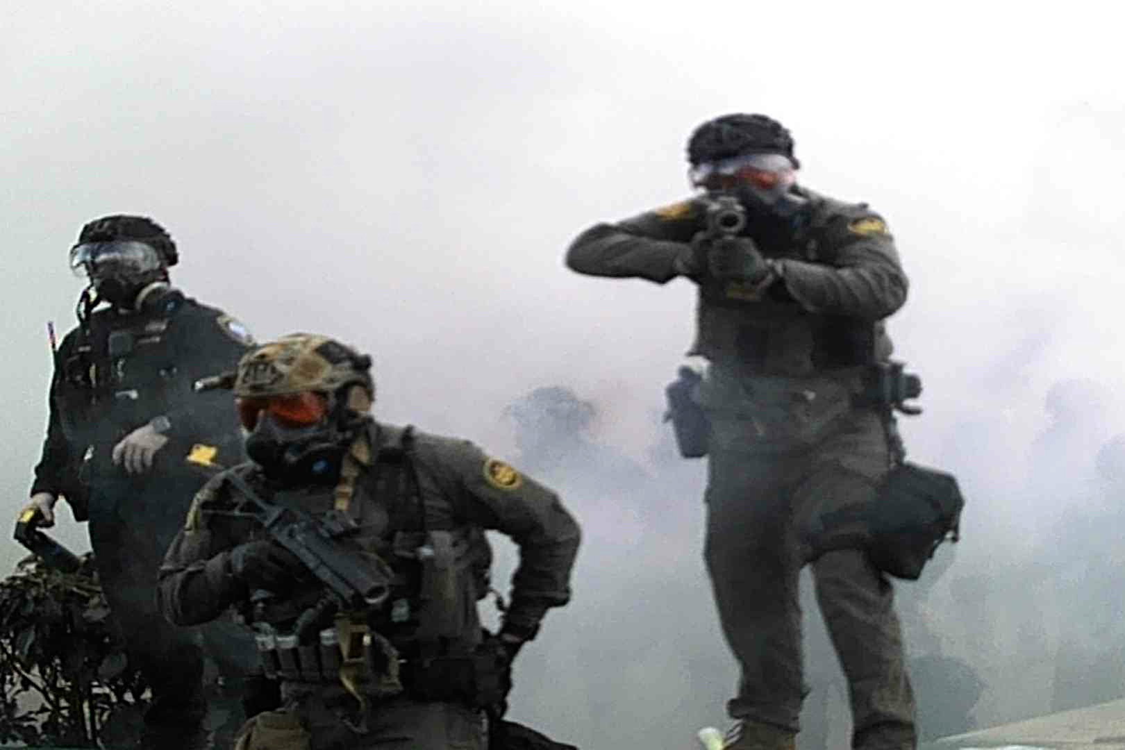 Les législateurs appellent à des réformes sur l'utilisation des gaz lacrymogènes et du gaz poivré par les agents de l'immigration – ProPublica