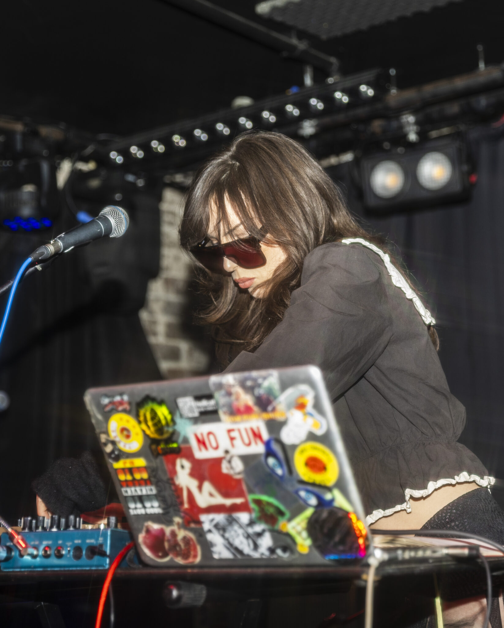 Titre : Le nouveau single chuchoté de Kidskin, “Railroad Worm”, s'épanouit dans une catharsis synthétisée de rêve
