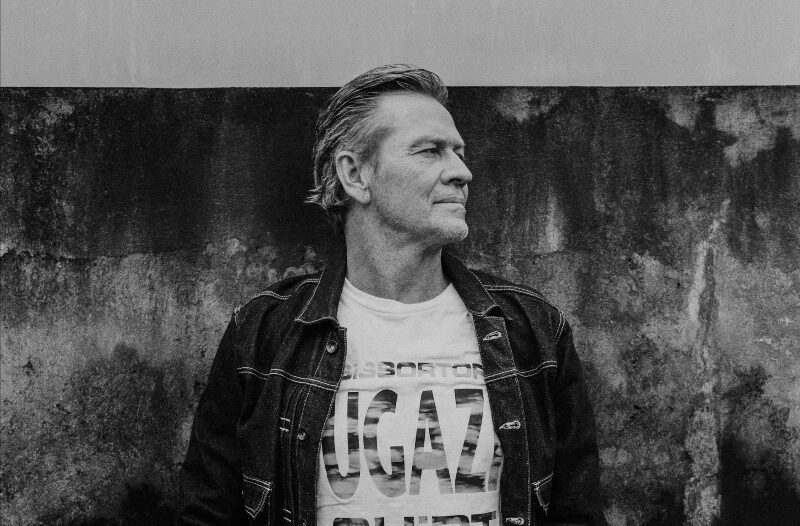 Titre : Simon Robert Gibson irradie un doux rayon de soleil dans son nouveau single « Afterdark ».