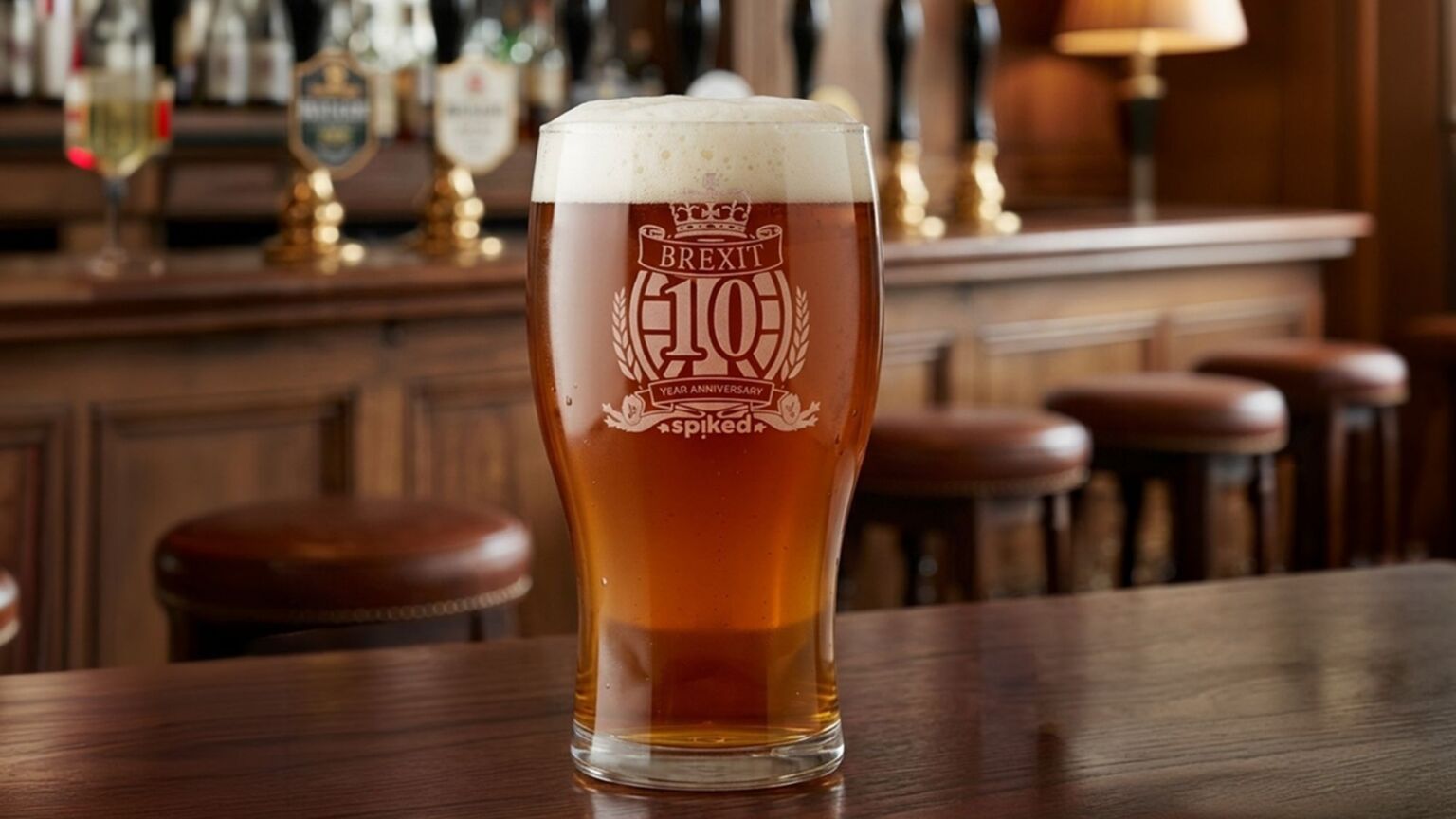 Procurez-vous un verre à pinte à pointes qui dit « 10 ans de Brexit ».