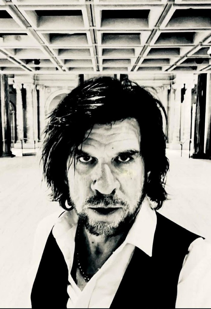 ^ “Tex Perkins présente le nouvel album ambiant “Basic””.
