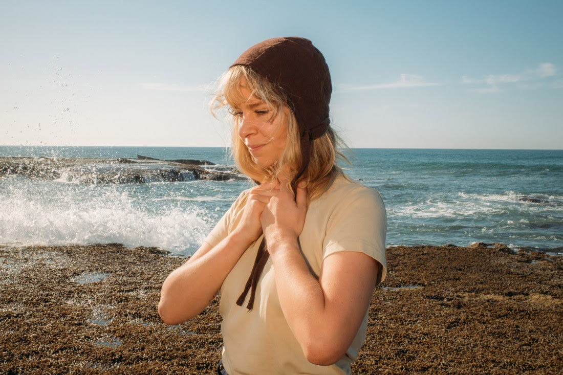 Titre : Leah Senior réfléchit tranquillement au nouveau single « Softly, Once Again ».