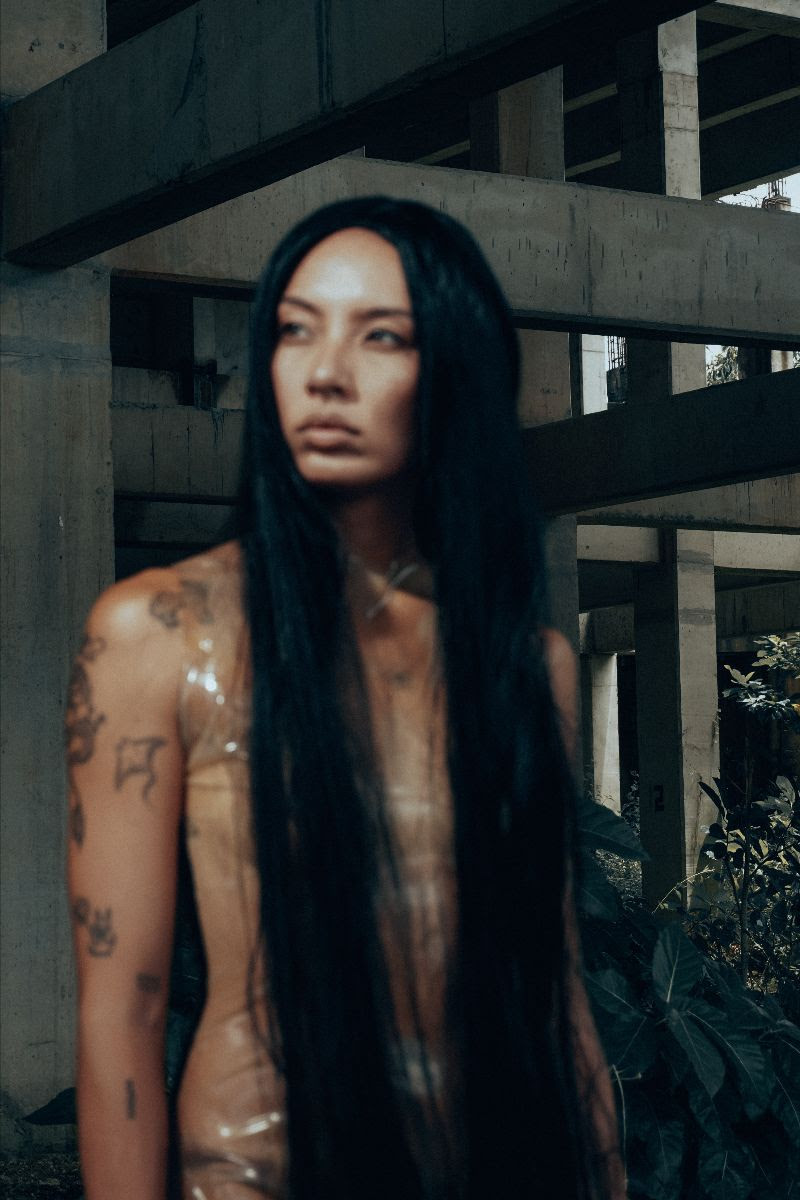 Titre : Jaguar Jonze revient après une interruption de deux ans avec un nouveau single explosif « Naked ».