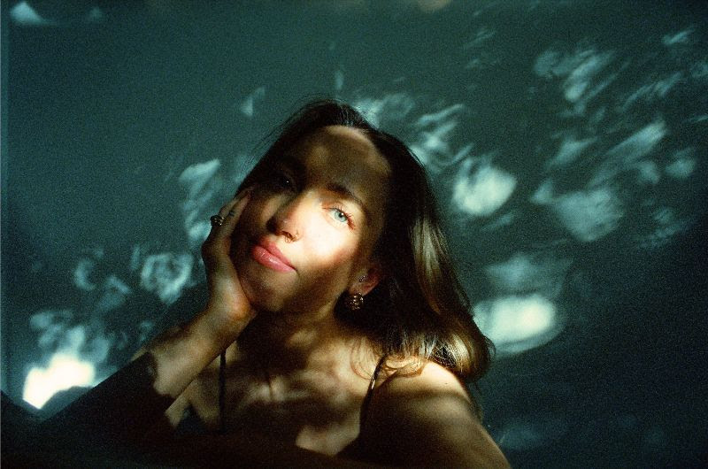 News : Jade Rich canalise la mémoire, l'amitié et la résilience sur le nouveau single « How We Were »