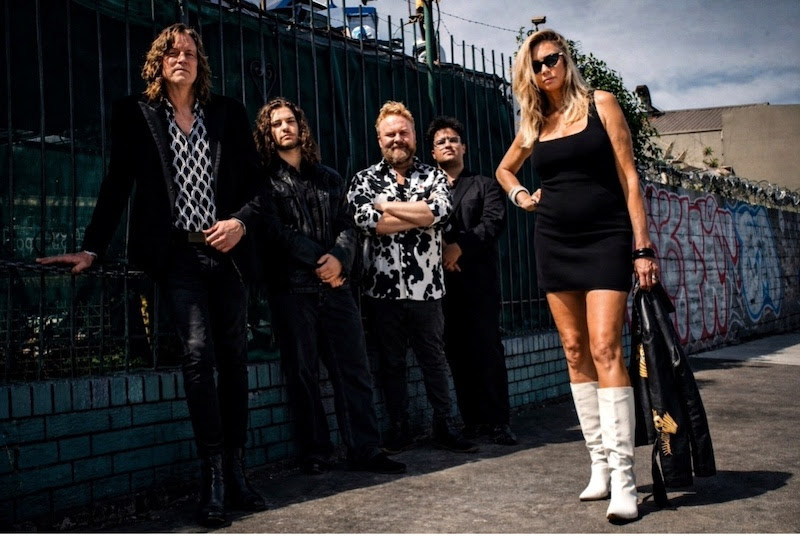 Titre : Murray & The Movers penchent vers le blues noir fumé sur « Dirty Laundry ».