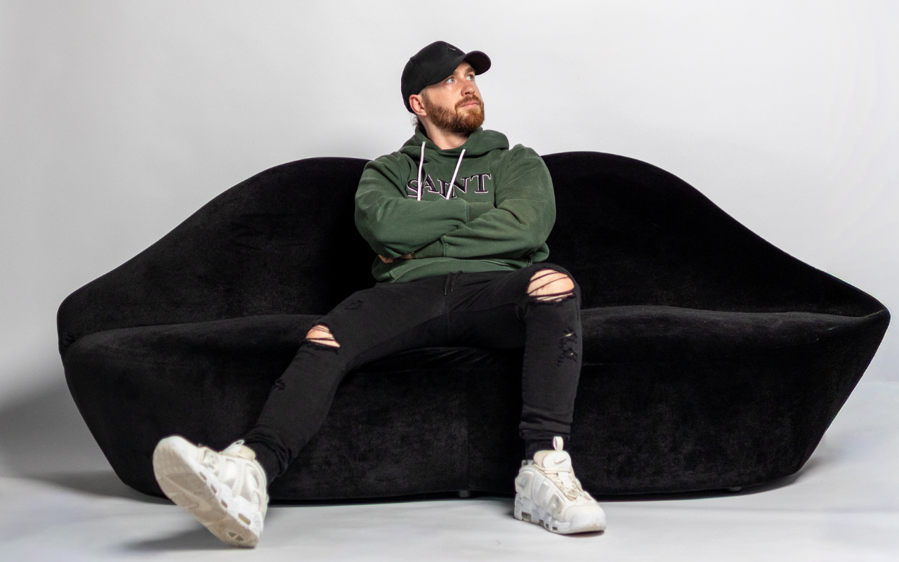 Track : MR ELUSIVE fusionne country et rap sur le nouveau single brut MEDICINAL LIQUOR
