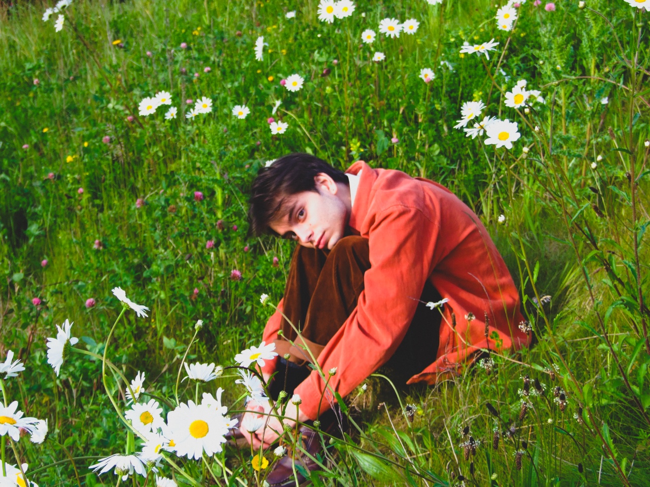 ^ “Léo”. Brille sur le nouvel EP « What now ?