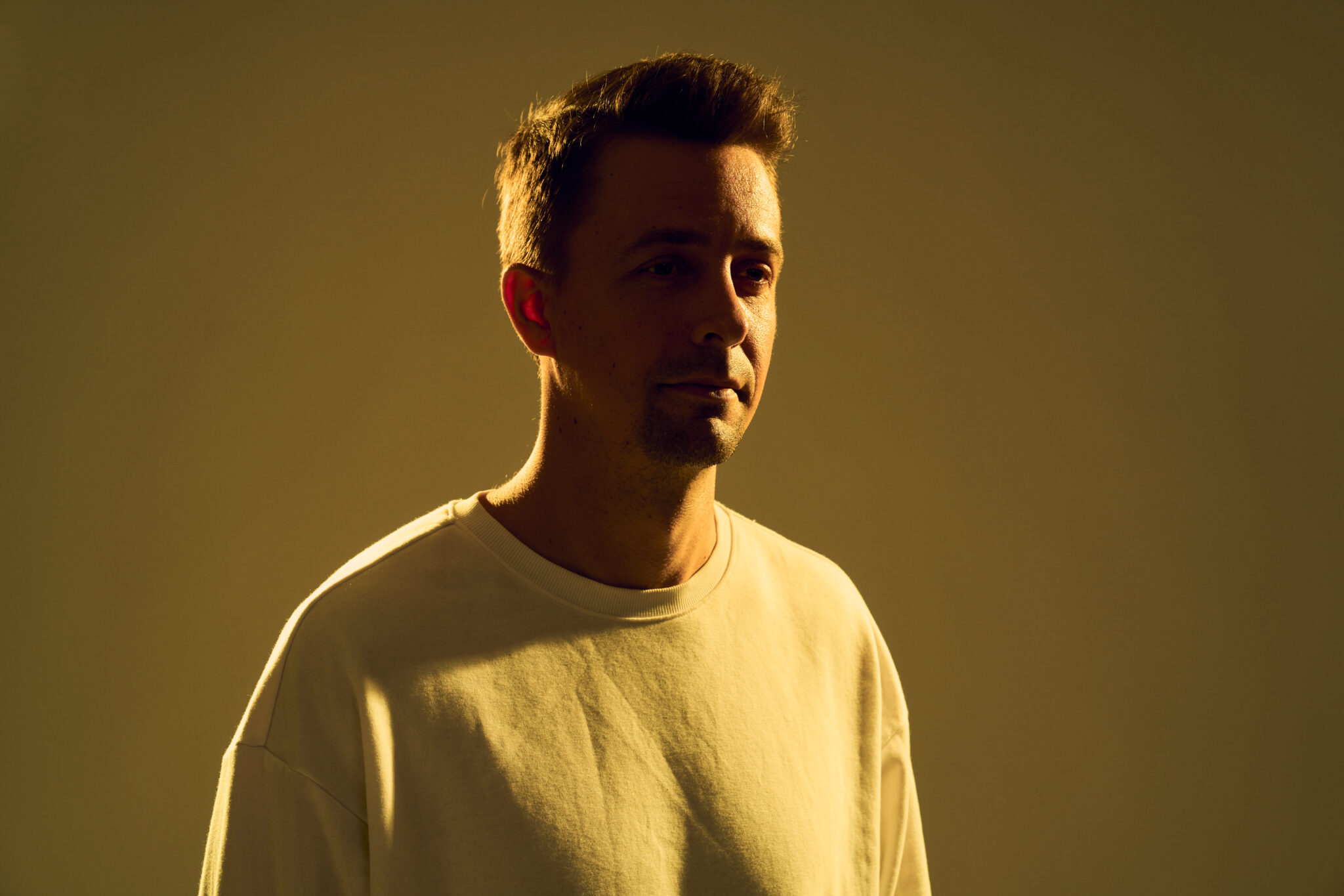 ^ “Steve Stinson réfléchit sur le travail, l'identité et le but avec le nouveau single” Does Anybody Else “.