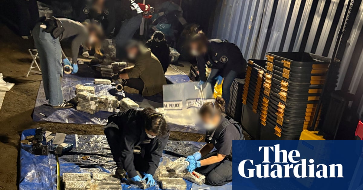 Près de trois tonnes de cocaïne ont été découvertes enfouies sous une propriété de Sydney lors de la plus grande saisie jamais réalisée en Australie, a indiqué la police.