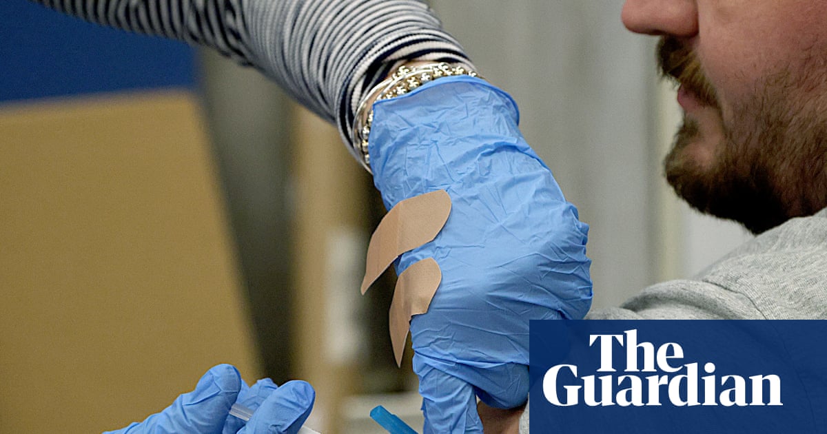 Les utilisateurs fréquents de chatbots IA sont plus susceptibles de croire aux mythes anti-vaccins, selon une enquête