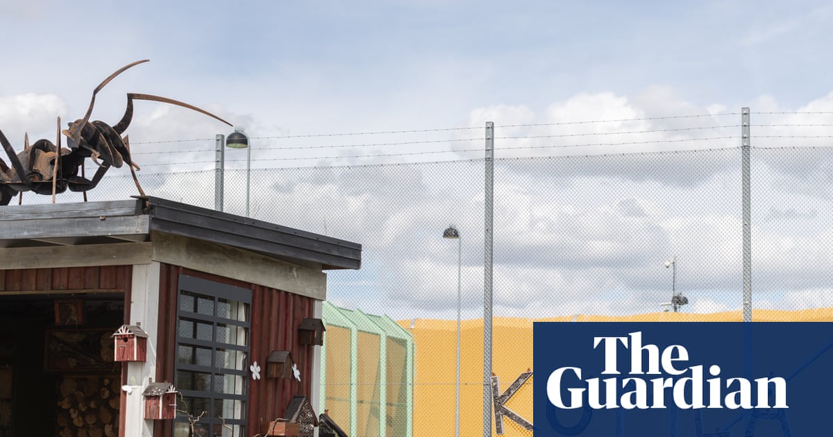 À l'intérieur d'une prison suédoise pour adultes se préparant à héberger des enfants dès l'âge de 13 ans | Suède