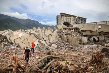 Les opérations de recherche et de sauvetage se poursuivent pour les survivants coincés sous des bâtiments effondrés dans l'État côtier de La Guaira le 28 juin 2026.