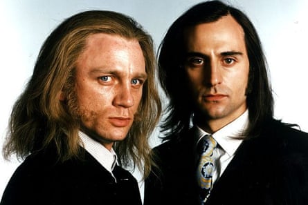 Deux hommes aux cheveux longs en costumes et cravates