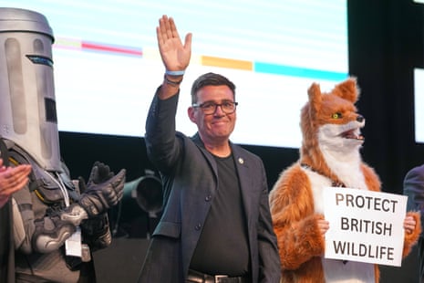 Andy Burnham se tient aux côtés du candidat Count Binface (à gauche) et d'un candidat de Protect British Wildlife.