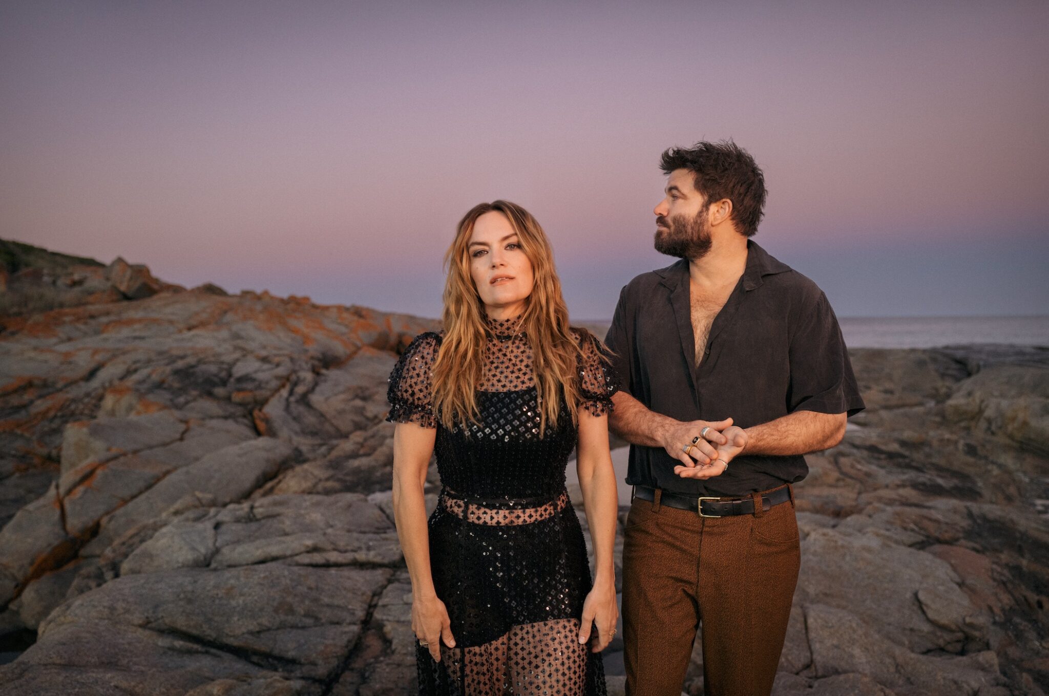 Titre : Angus et Julia Stone partagent une vidéo cinématographique « Karaoke Bar » avec Garrett Hedlund