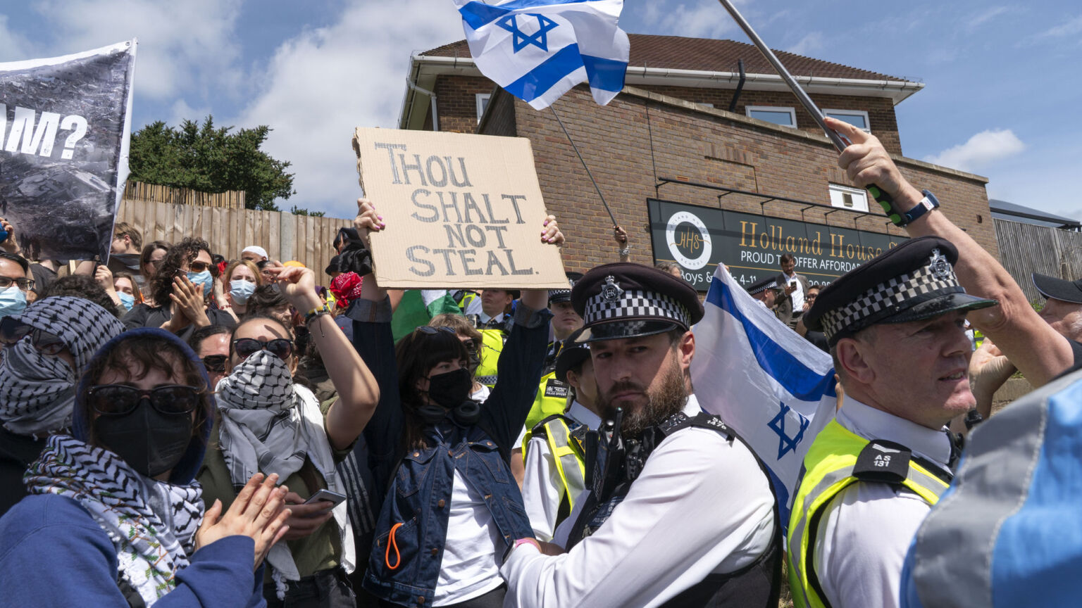 Comment les synagogues sont devenues un terrain de jeu pour les foules anti-israéliennes
