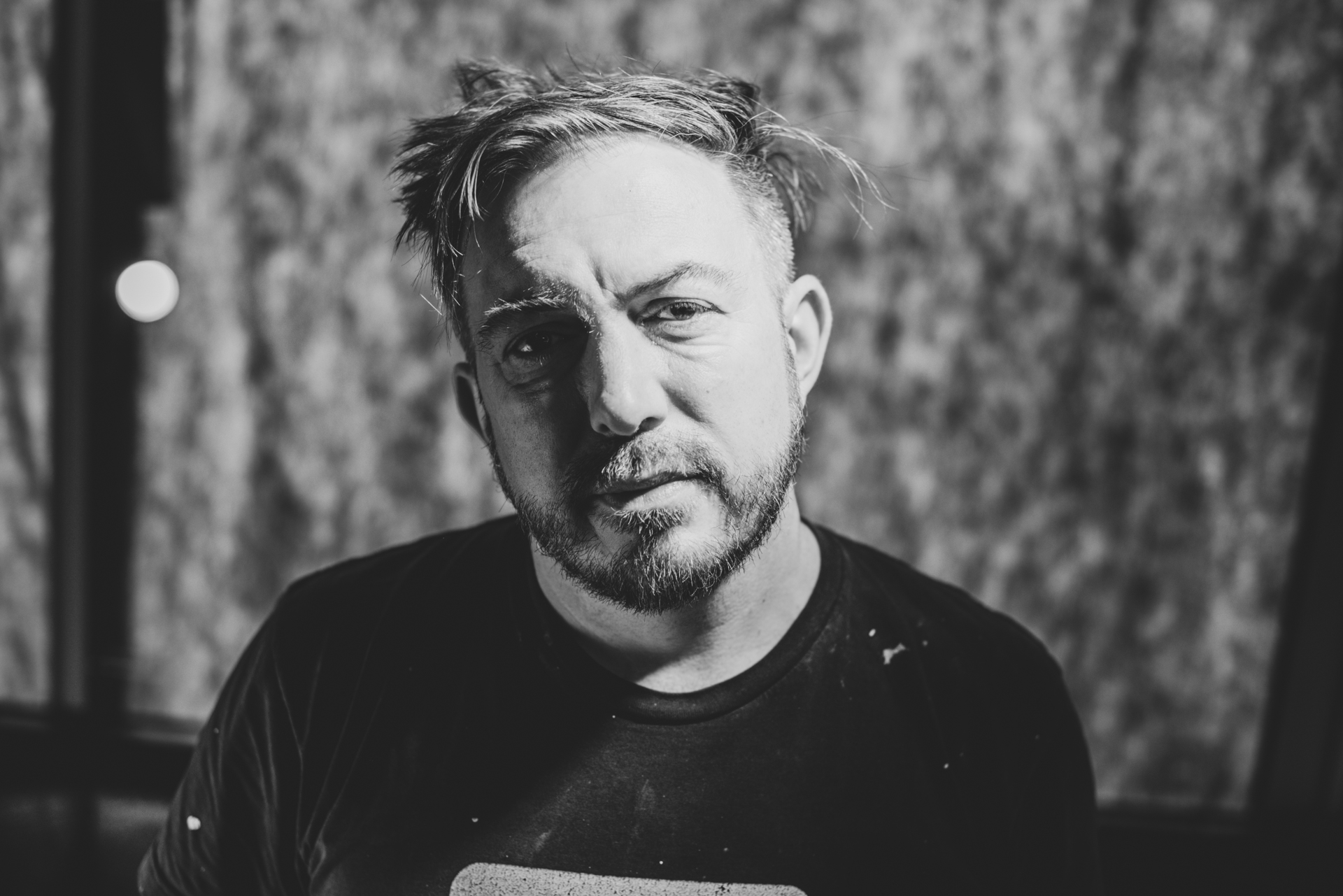 ^ “Lewca revient du bord avec un nouveau single provocateur” Like Liam Gallagher.