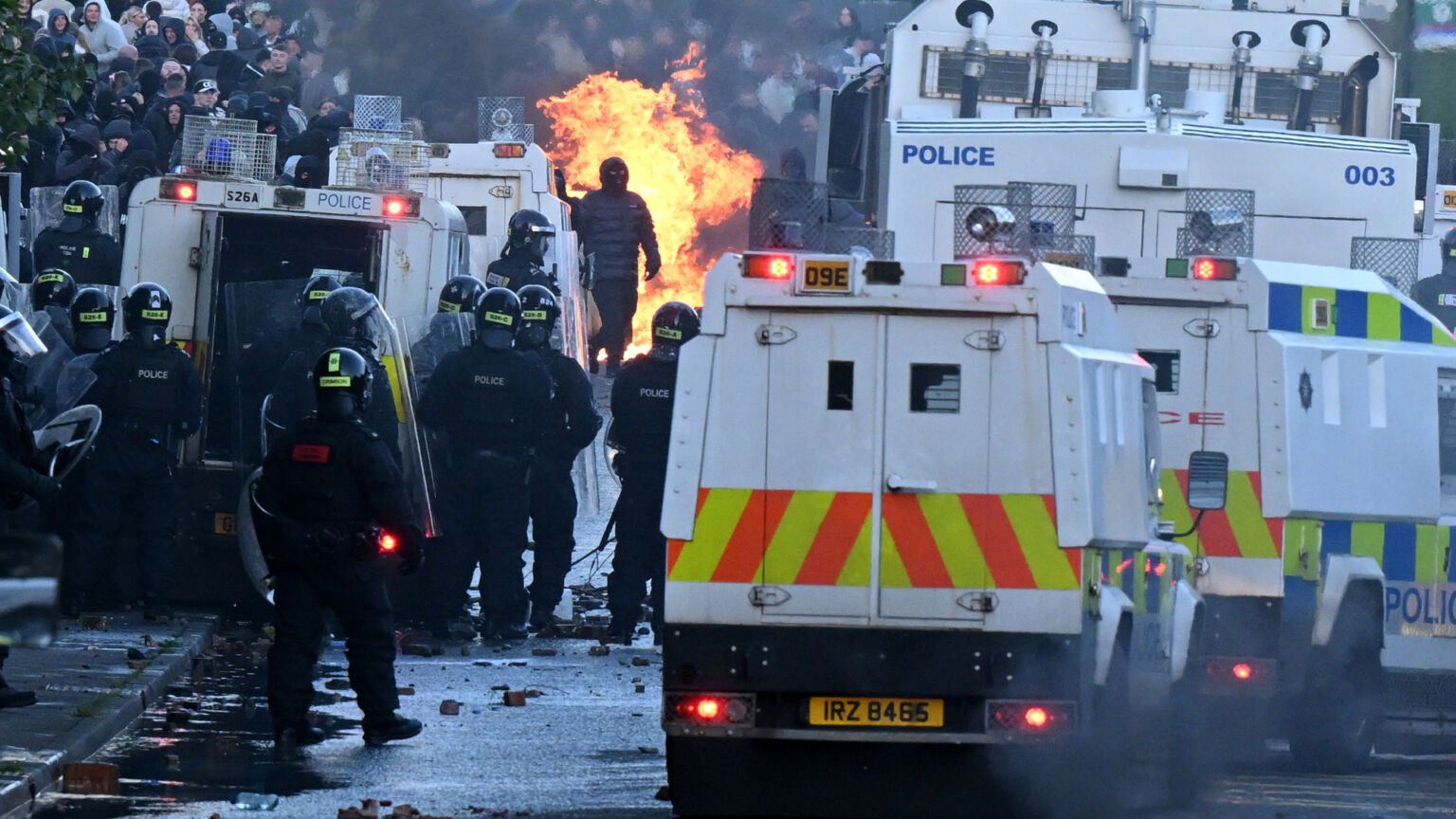 Ne laissez pas la liberté d'expression être victime des émeutes de Belfast