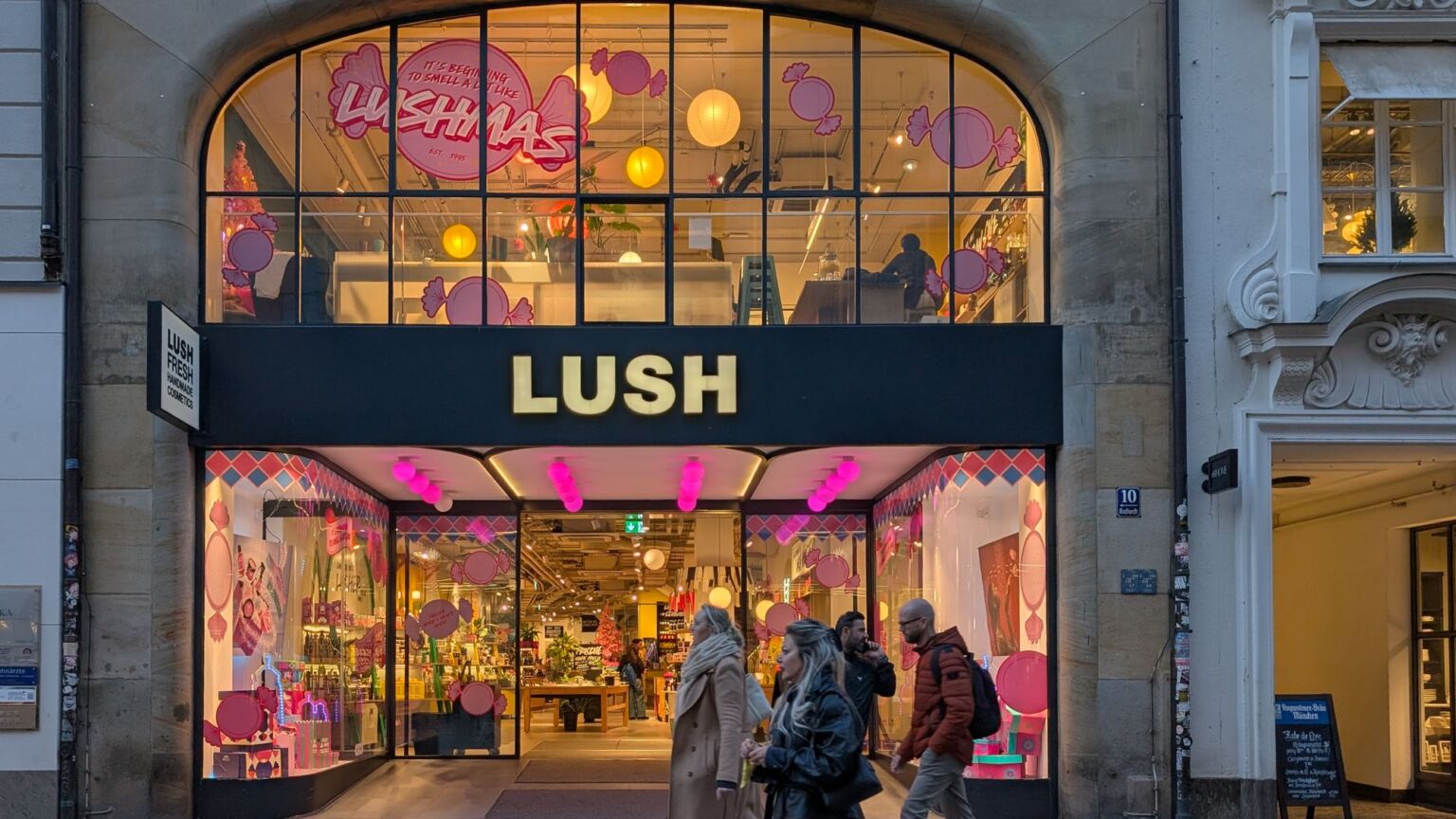 Pourquoi Lush et Amnesty célèbrent-ils les « opérations majeures » ?