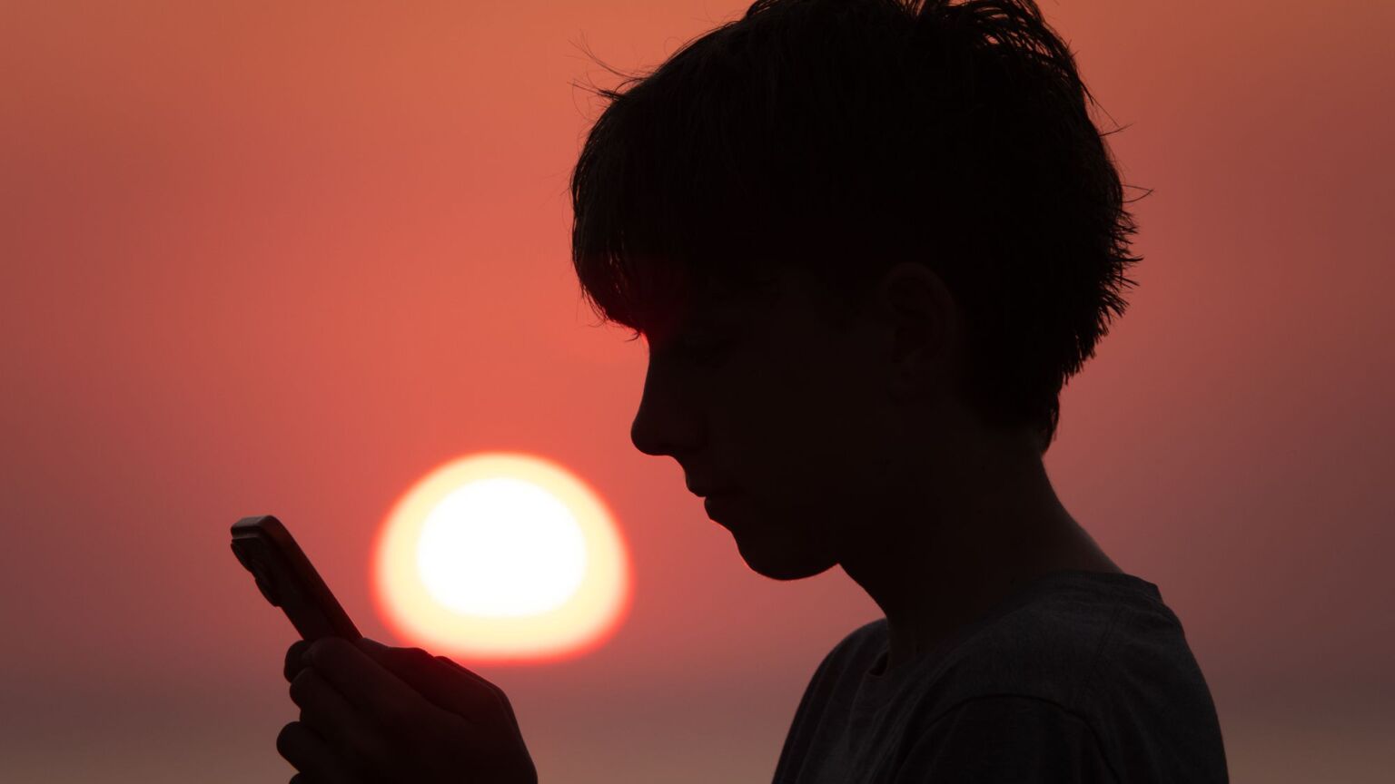 L'interdiction des réseaux sociaux imposée par Starmer causera un grand préjudice aux jeunes