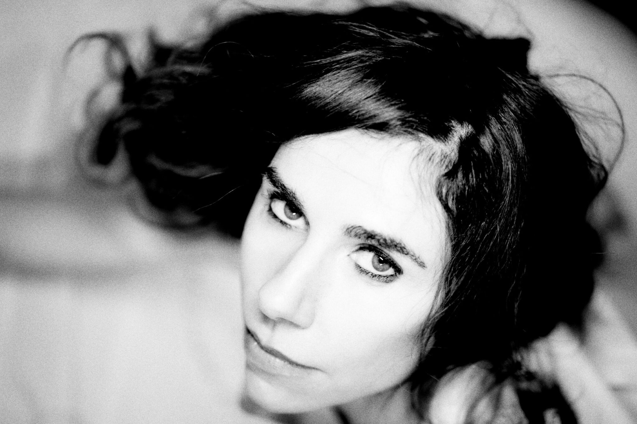 Titre : PJ Harvey se tourne vers les stars avec son nouveau single « Voyager ».