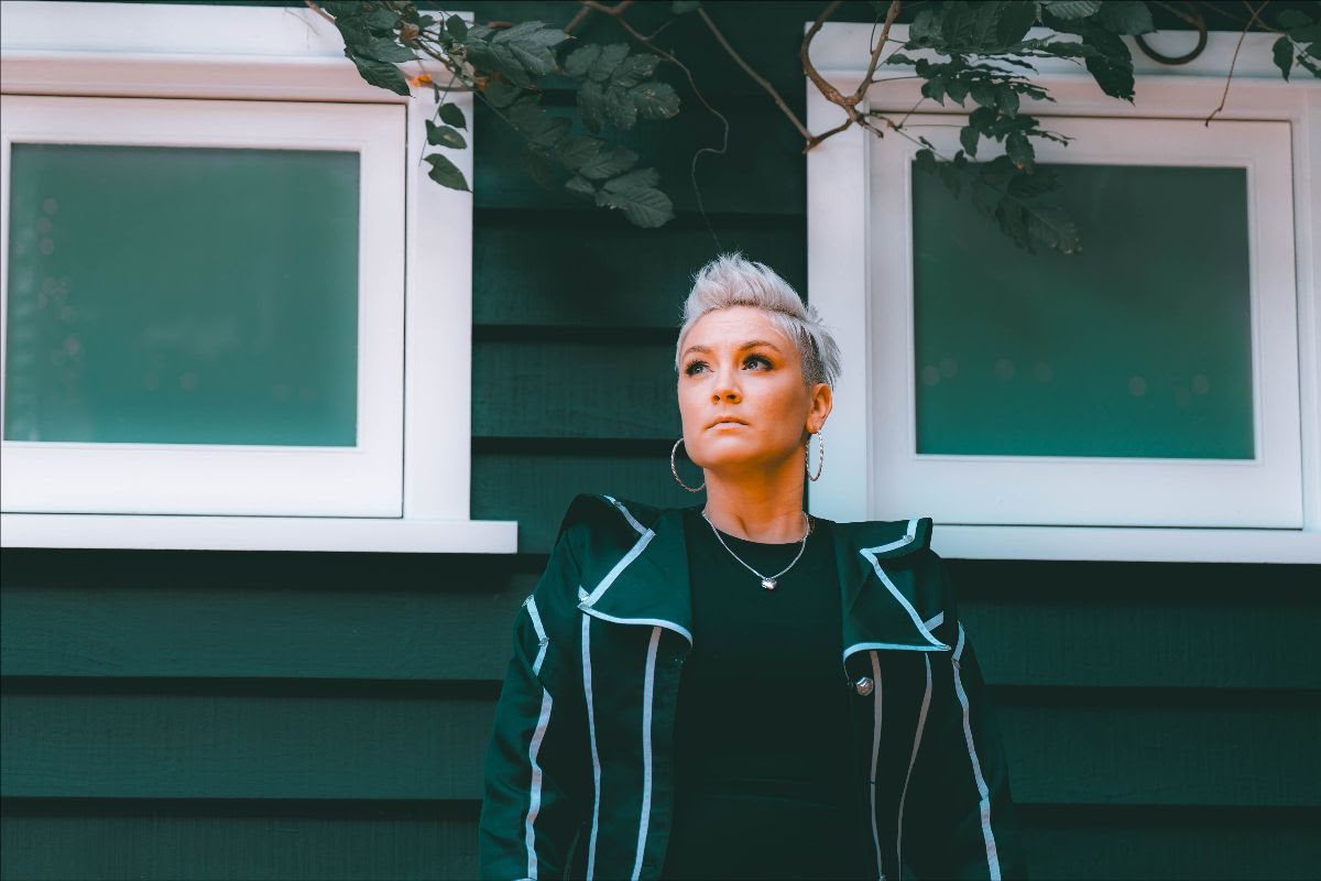 Titre : Laura Frank annonce son premier album « Life In The Front Seat » et présente le nouveau single « How Do We ».