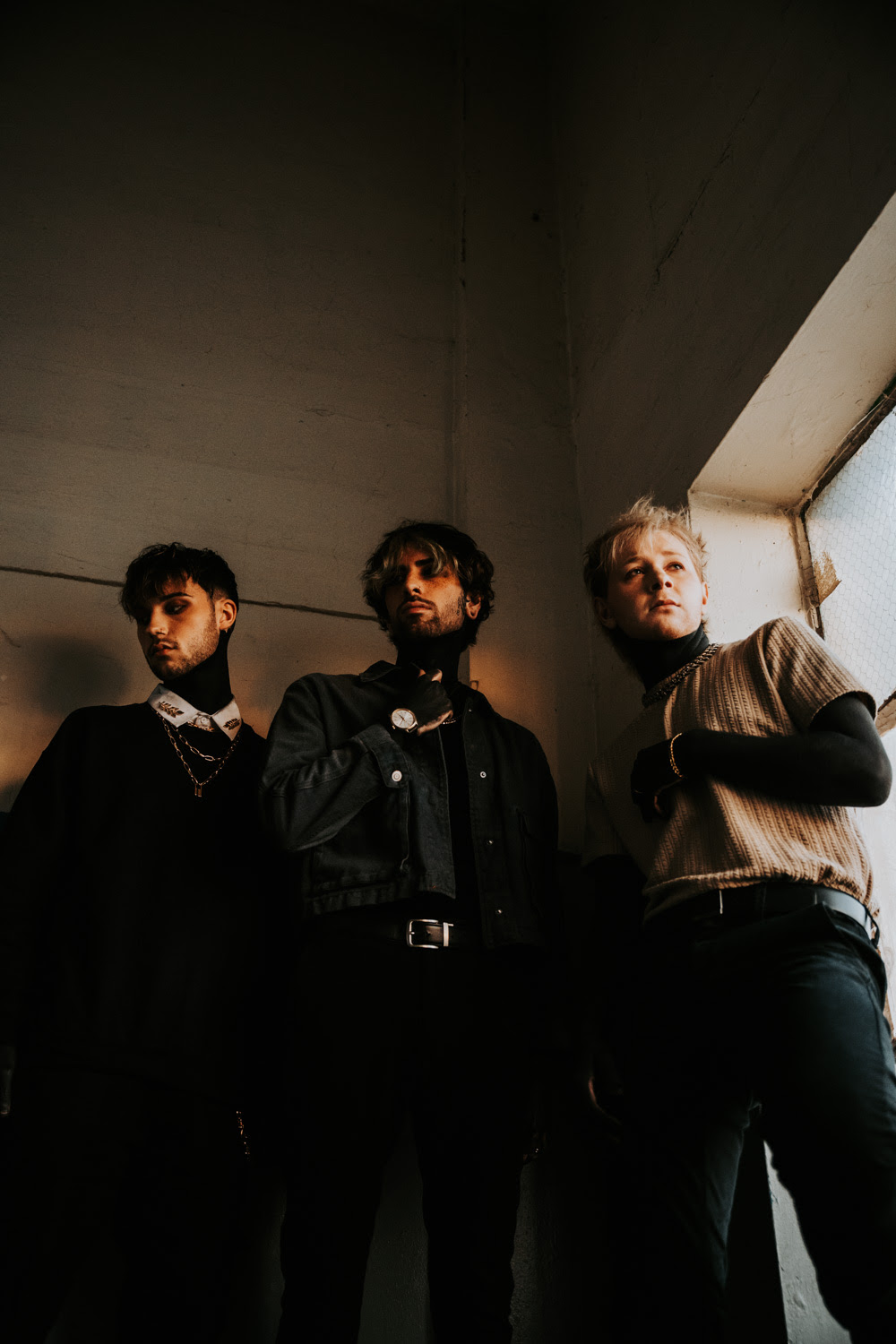 ^ “Glasswaves s'aventure dans un territoire plus sombre avec le nouveau single “doomed:2:DIE”.