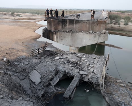 Un pont iranien entre Bandar Abbas et le Kéhouristan peut être vu dimanche dans la province iranienne d'Hormozgan à la suite d'une attaque américaine.