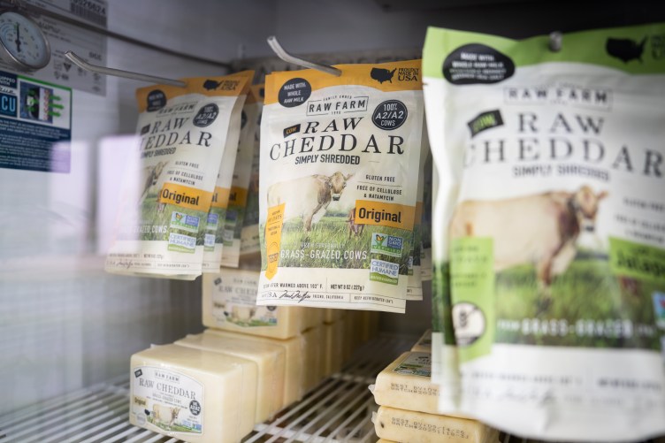 Beutel und Blöcke mit rohem Cheddar-Käse der Marke Raw Farm 