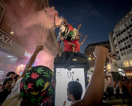 Les supporters marocains se rassemblent sur Edgware Road à Londres lors du quart de finale de la Coupe du monde France contre Maroc