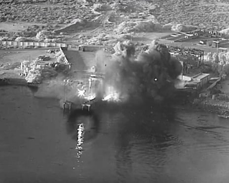 Eine Explosion auf dem Marinestützpunkt Bandar Abbas im Iran, als US-Angriffsdrohnen einschlugen