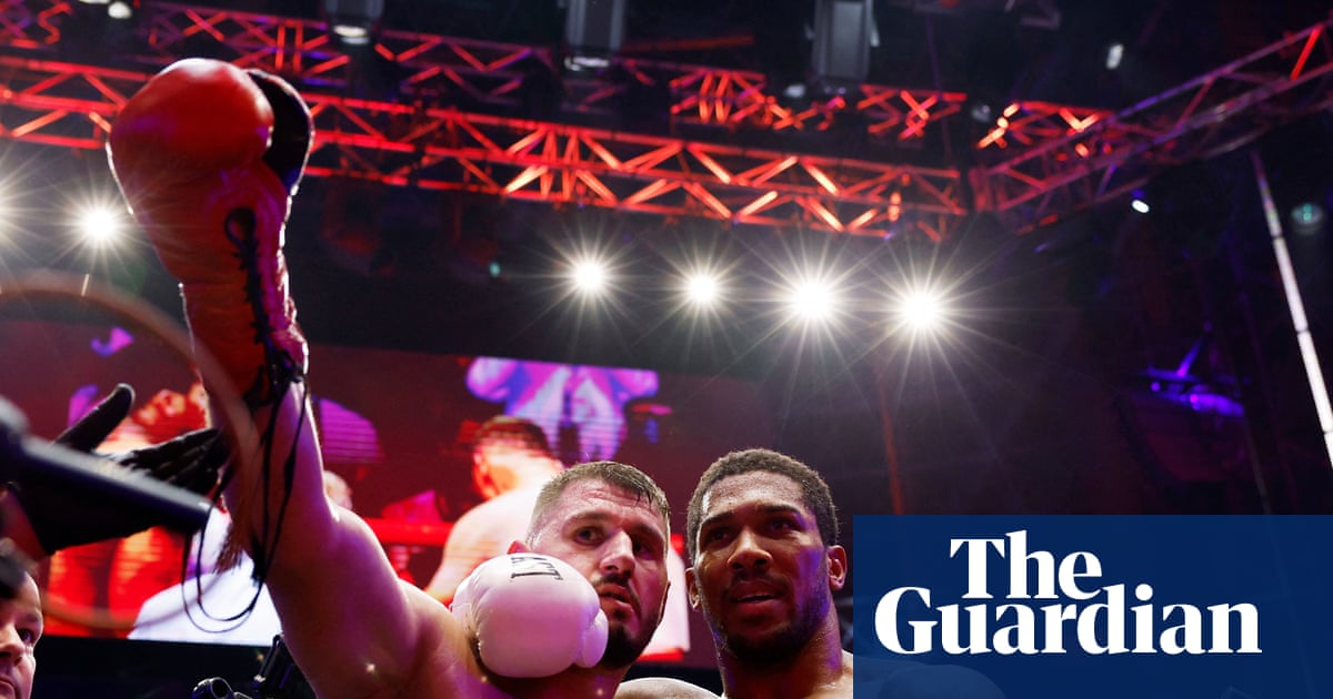 Anthony Joshua a renversé deux fois mais arrête Kristian Prenga au deuxième tour | Boxe