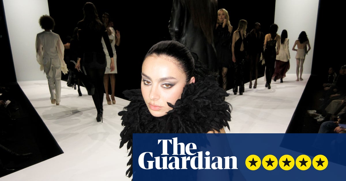 Charli XCX : musique, mode, critique de film – une recherche de soi torride qui frappe aussi fort que Brat | Musique